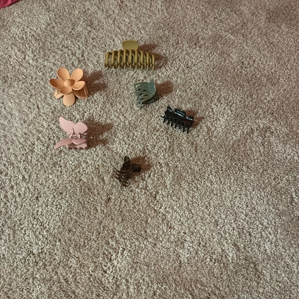 I’m selling six clips or found at five below two black one green two pink